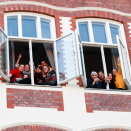 The students wave goodbye to their royal visitors. Photo: Terje Pedersen / NTB scanpix